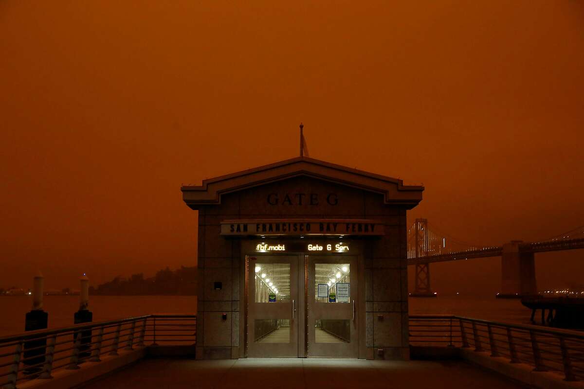 Një portë në Ndërtesën e Trageteve të San Franciskos është ndezur të mërkurën nën një qiell portokalli.