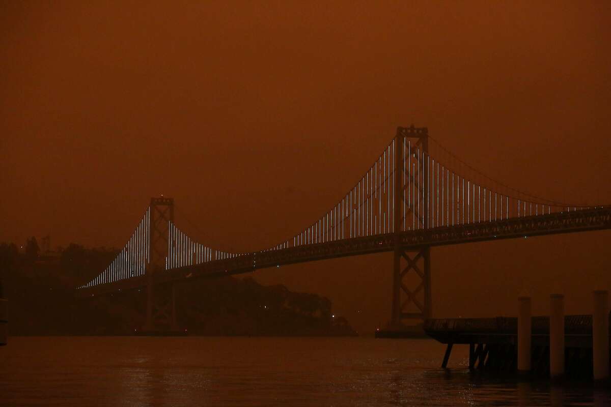 Ura e Gjirit shihet nën një qiell të ndezur portokalli për shkak të tymit të mërkurën.