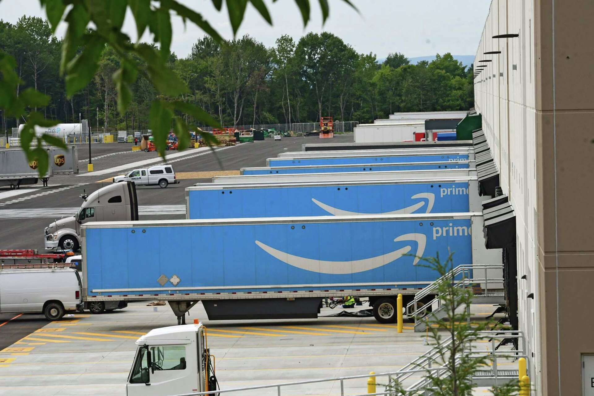 Amazon Roc1 Rochester Ny Massive Amazon fulfillment center opens in Schodack