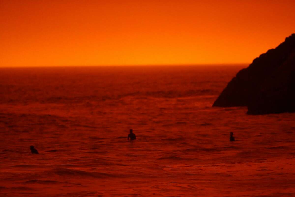 Surfers presin për një valë në Rodeo Beach në Sausalito të Mërkurën.