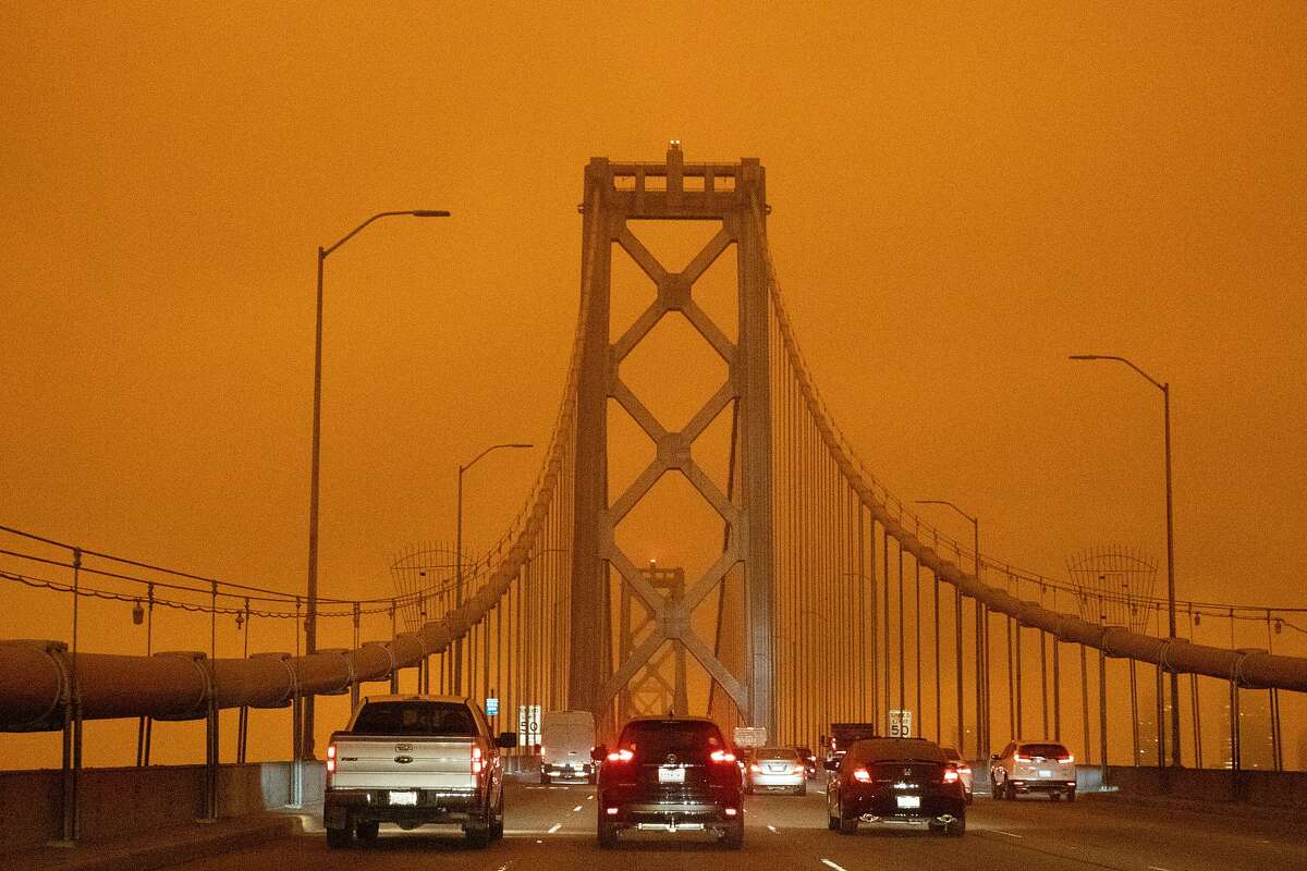 2020年9月9日星期三，由于加利福尼亚州和俄勒冈州发生多起野火，加利福尼亚州旧金山的海湾大桥上空笼罩着深橙色的天空。