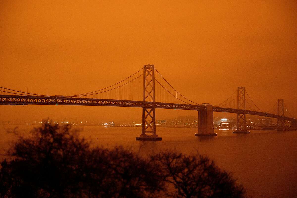 Qiej të errët portokalli varen mbi horizontin e San Franciskos që shihet nga Ishulli i Thesarit të Mërkurën.
