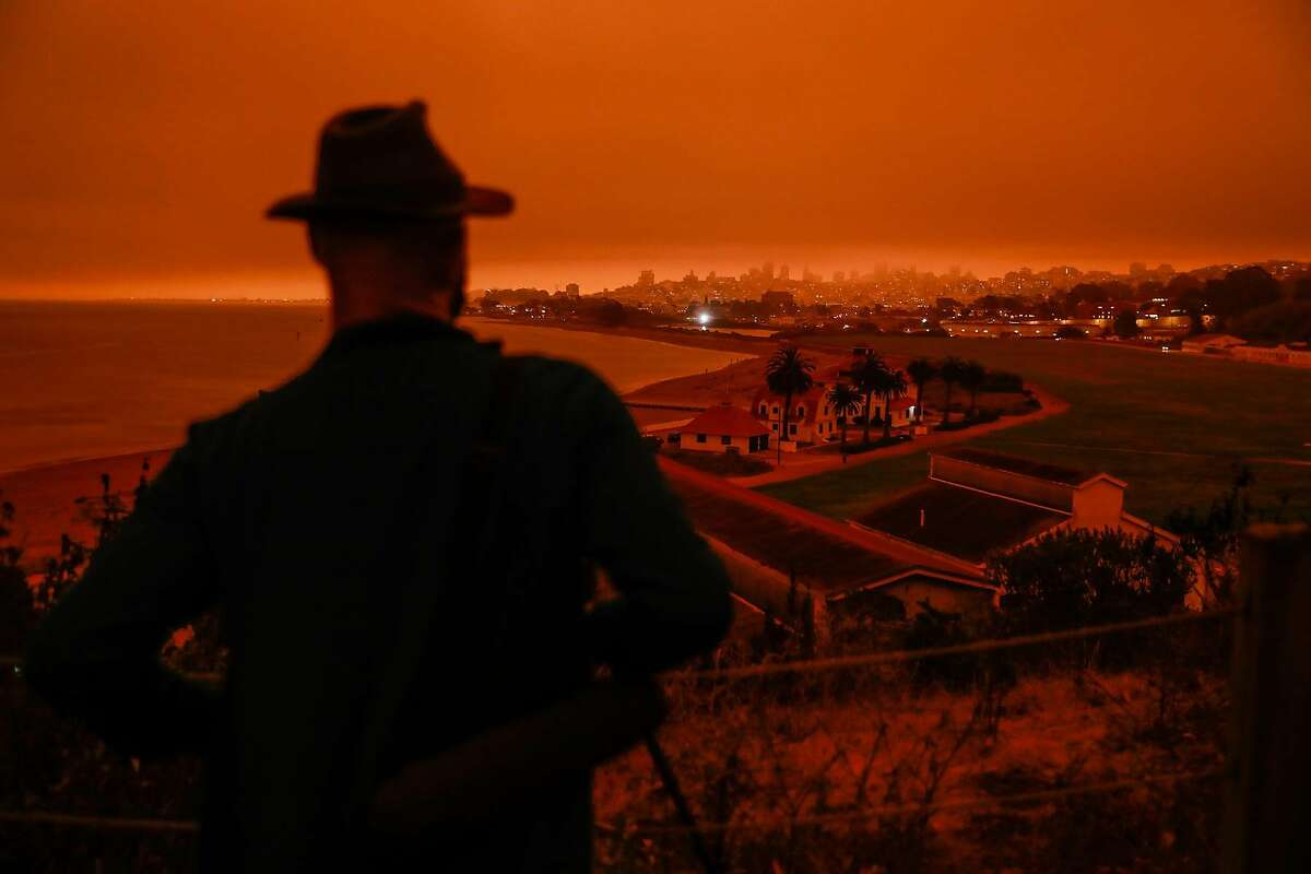 Hanno Botha shikon në Presidio të mbështjellë me portokalli të errët për shkak të zjarreve të shumta që digjen nëpër Kaliforni dhe Oregon, megjithëse ajri nuk kishte erë të tymosur.