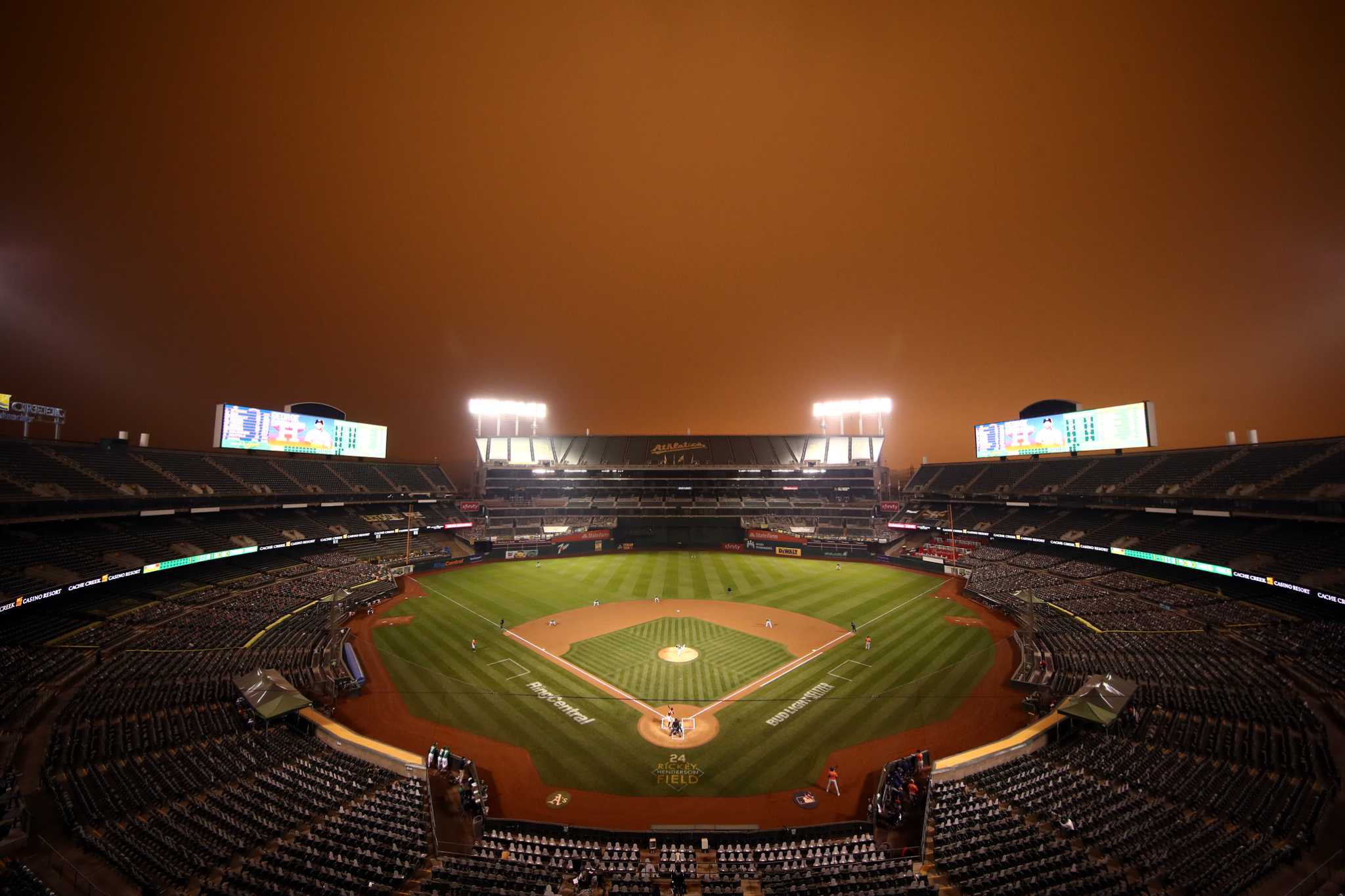 Wildfire smoke creates eerie scene at Giants, A's baseball games