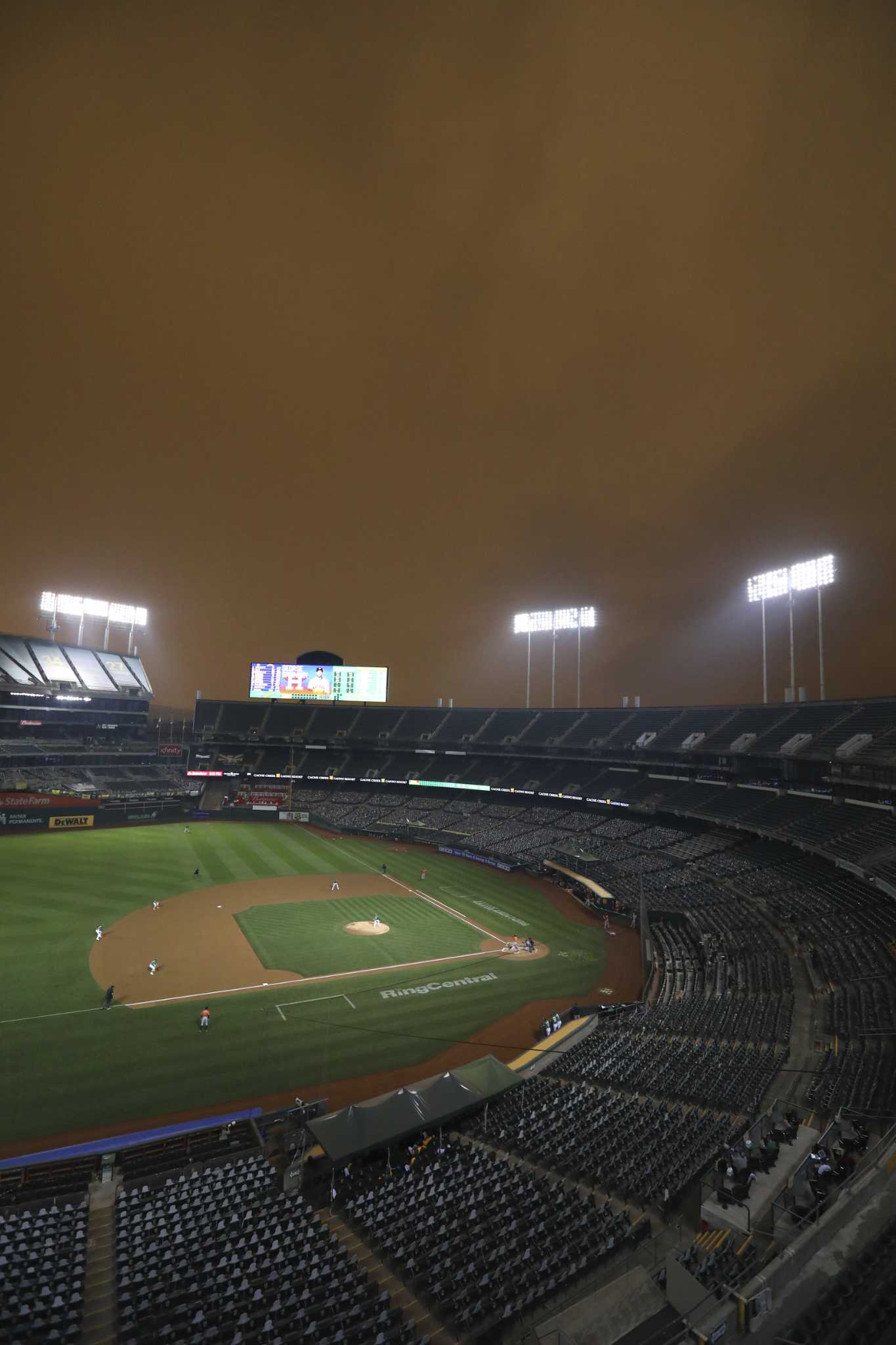 Wildfire smoke creates eerie scene at Giants, A's baseball games