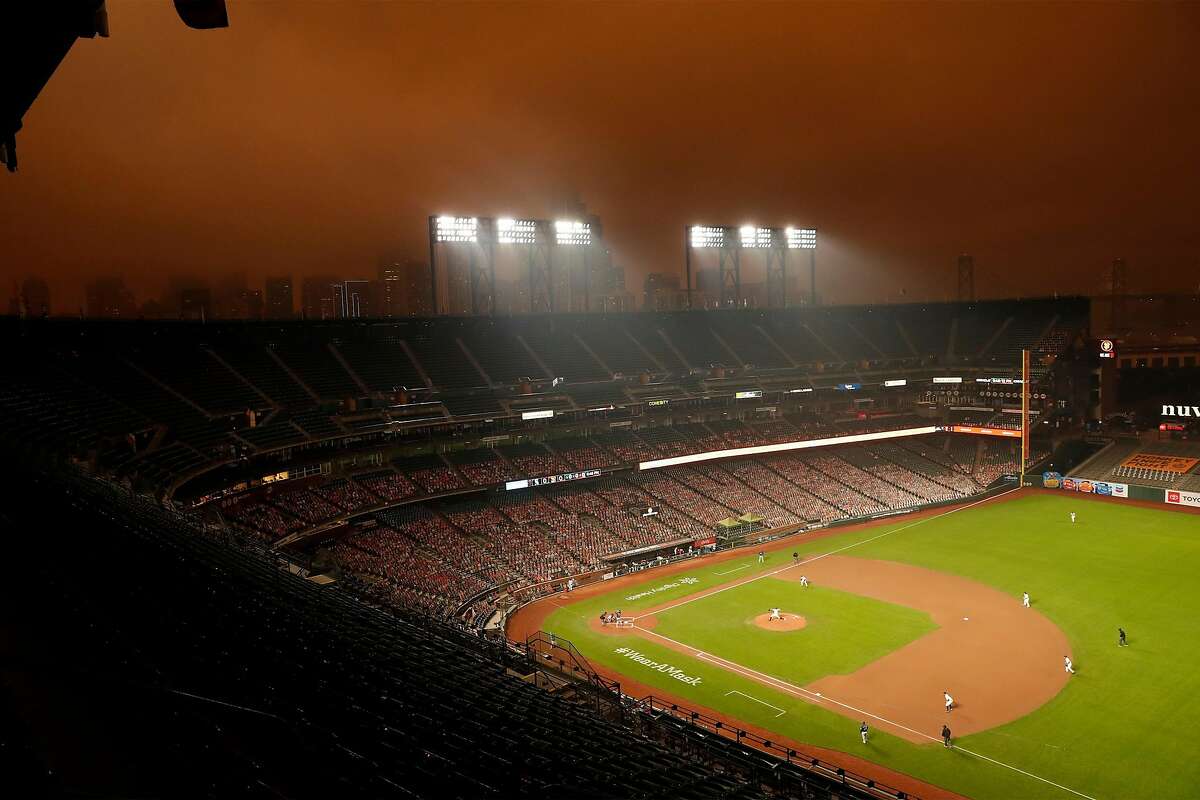 Smoke from nearby wildfires creates eerie baseball scene at Oracle