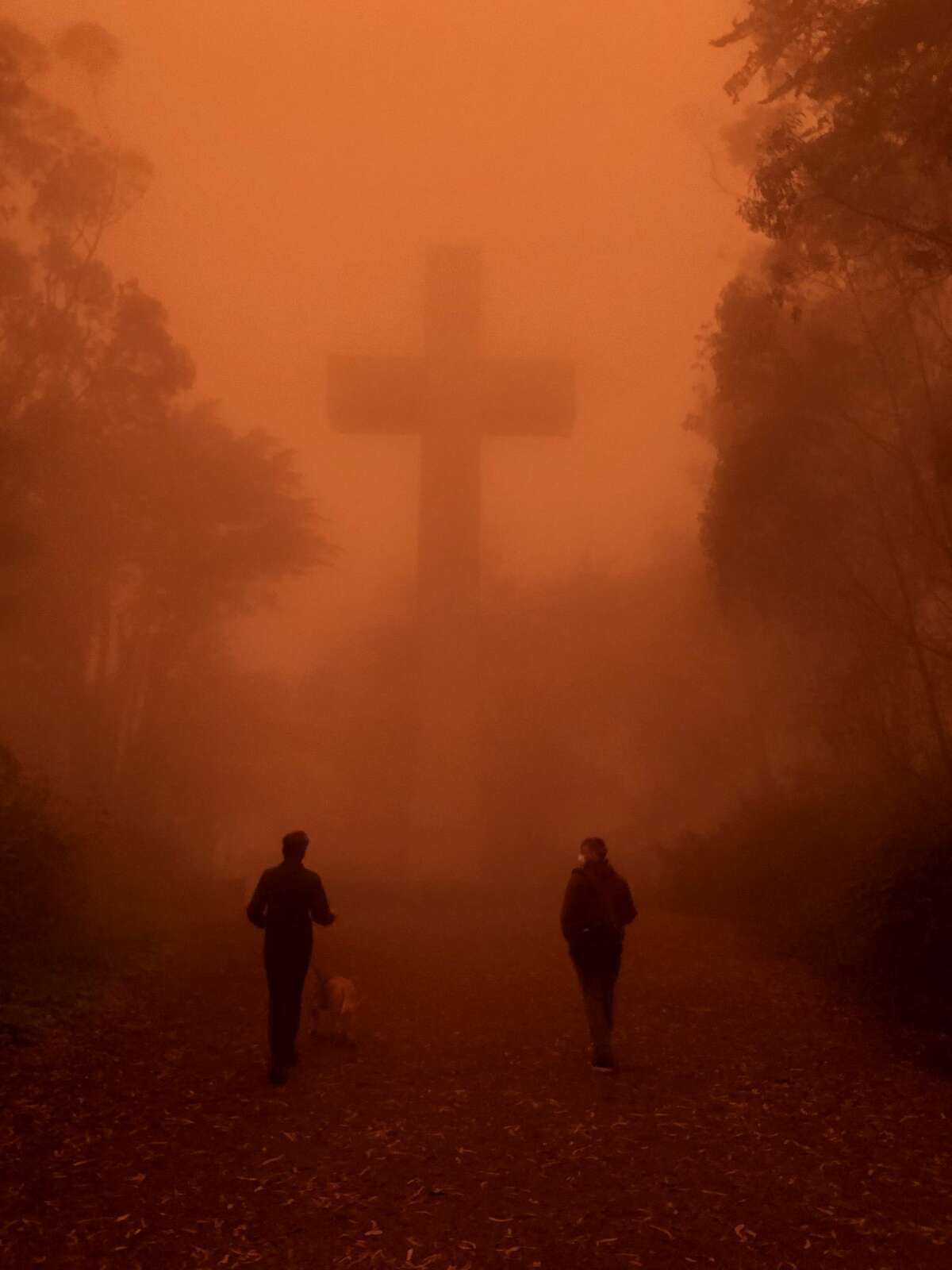 Les Gens Marchent Au Sommet Du Mont Davidson À San Francisco Dans Un Mélange De Brouillard Et De Fumée Qui A Créé Une Lueur Orange Le 9 Septembre 2020.