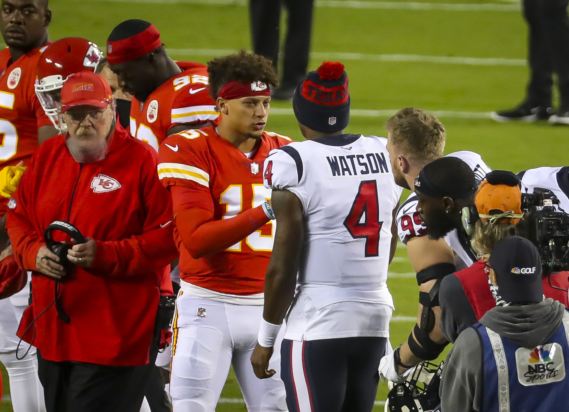 Texans stay in room, Chiefs lock arms during pre-game anthems