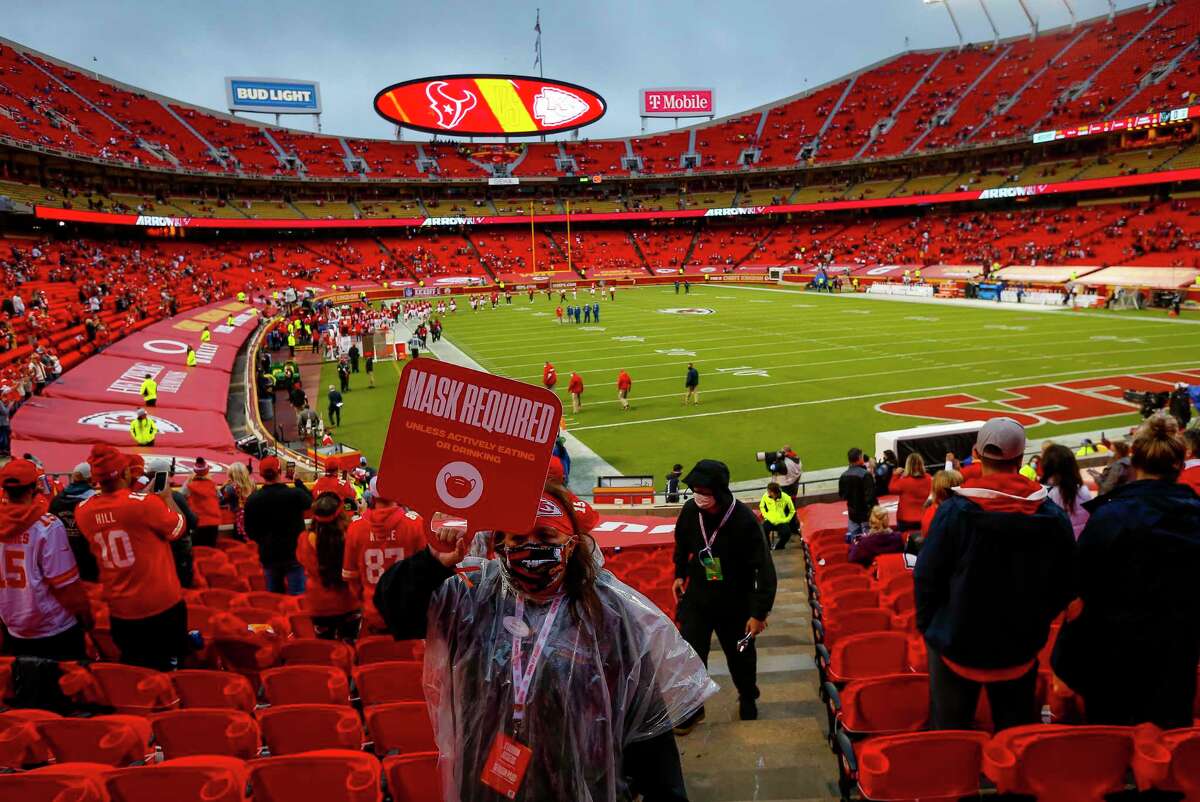 Kansas City Chiefs fans keep cheering in rain, cold