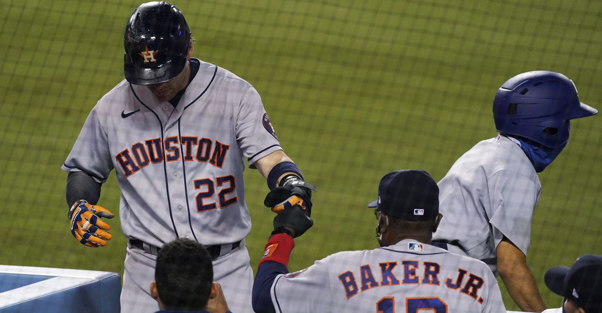 Astros rock Dodgers with 9th-inning rally