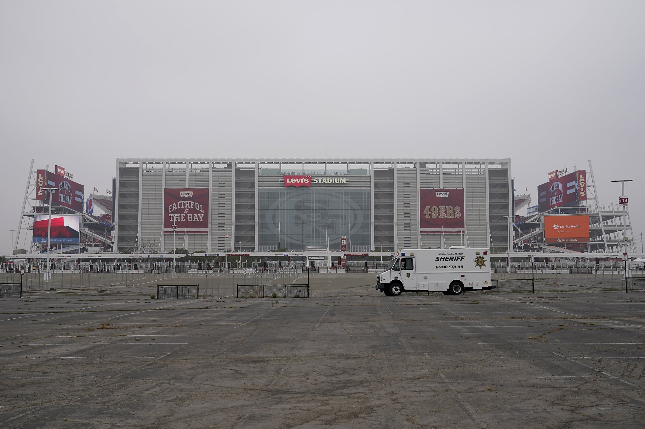 49ers Allowing Fans To Picnic On The Levi's Stadium Field - CBS Sacramento