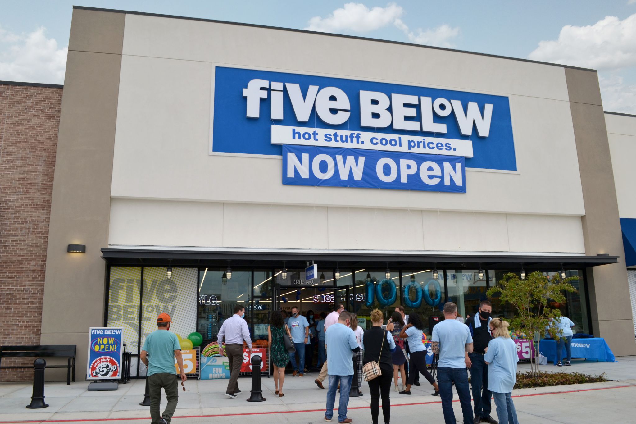 Five Below reaches 1 000 stores with new Houston location