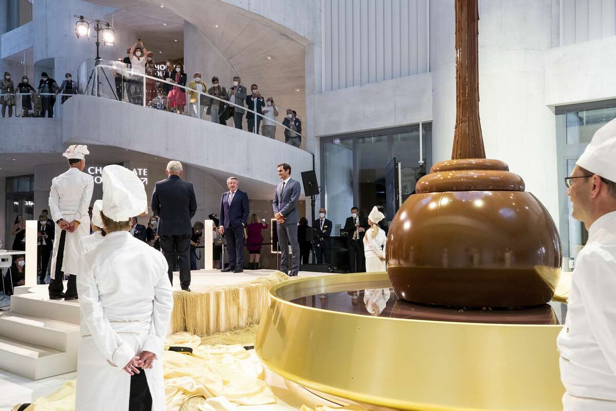 Lindt Master Chocolatier Opens World S Largest Chocolate Museum And Fountain