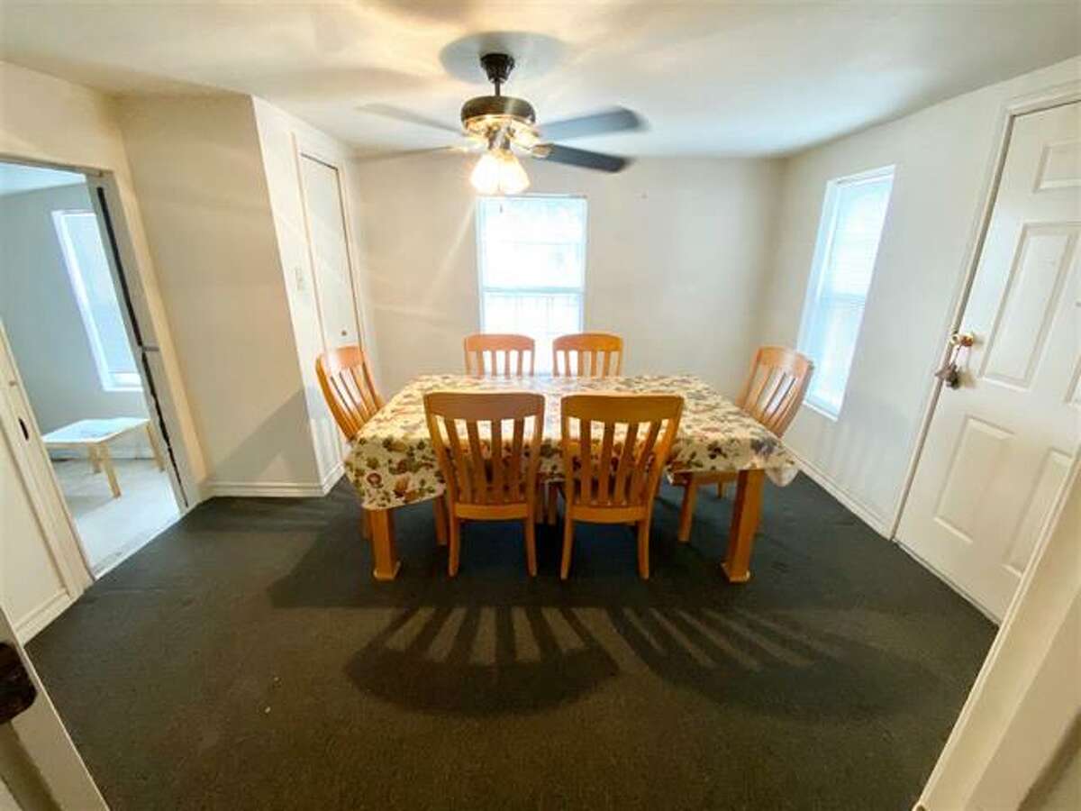 605 Garden St. Click the address for more information. BEDS: 3 BATHS: 2 Carport: Single Attached Subdivision : Western DivisionHOME FEATURES: Burglar Bars, Ceiling Fan(s)AMENITIES: Large Master Bedroom, Walk-In Closet, Washer & Dryer Hookups Erica Reyna : (956)333-1049 | Keller Williams Laredo | EricaReyna@kw.com