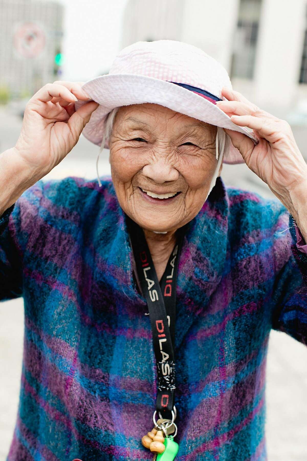 照片从“唐人街漂亮,”这本书特性在北美唐人街的和时尚的老年人。