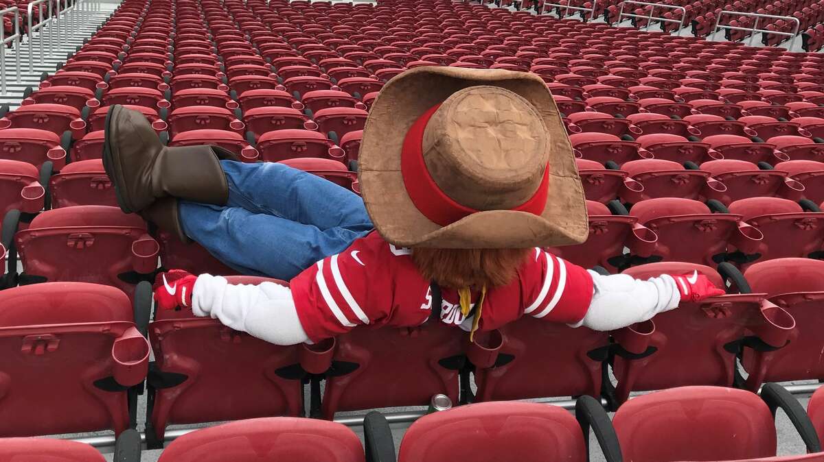 Kansas City Chiefs mascot bangs his head in frustration after