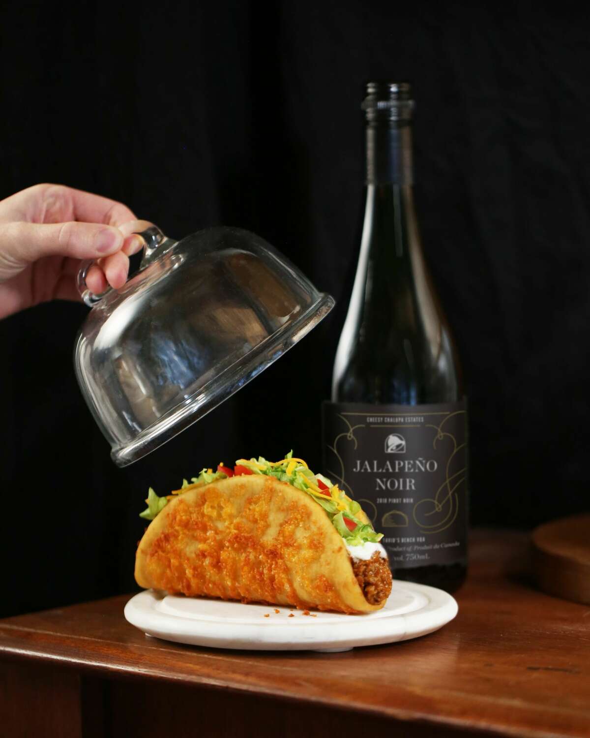 Never say that Taco Bell doesn't think "outside of the box." Just after they took their beloved their Mexican pizza off their menu, now Taco Bell is rolling out its custom Jalapeño Noir wine. Taco Bell Canada Toasted Cheesy Chalupa and JalapeÃ±o Noir (CNW Group/Taco Bell Canada)