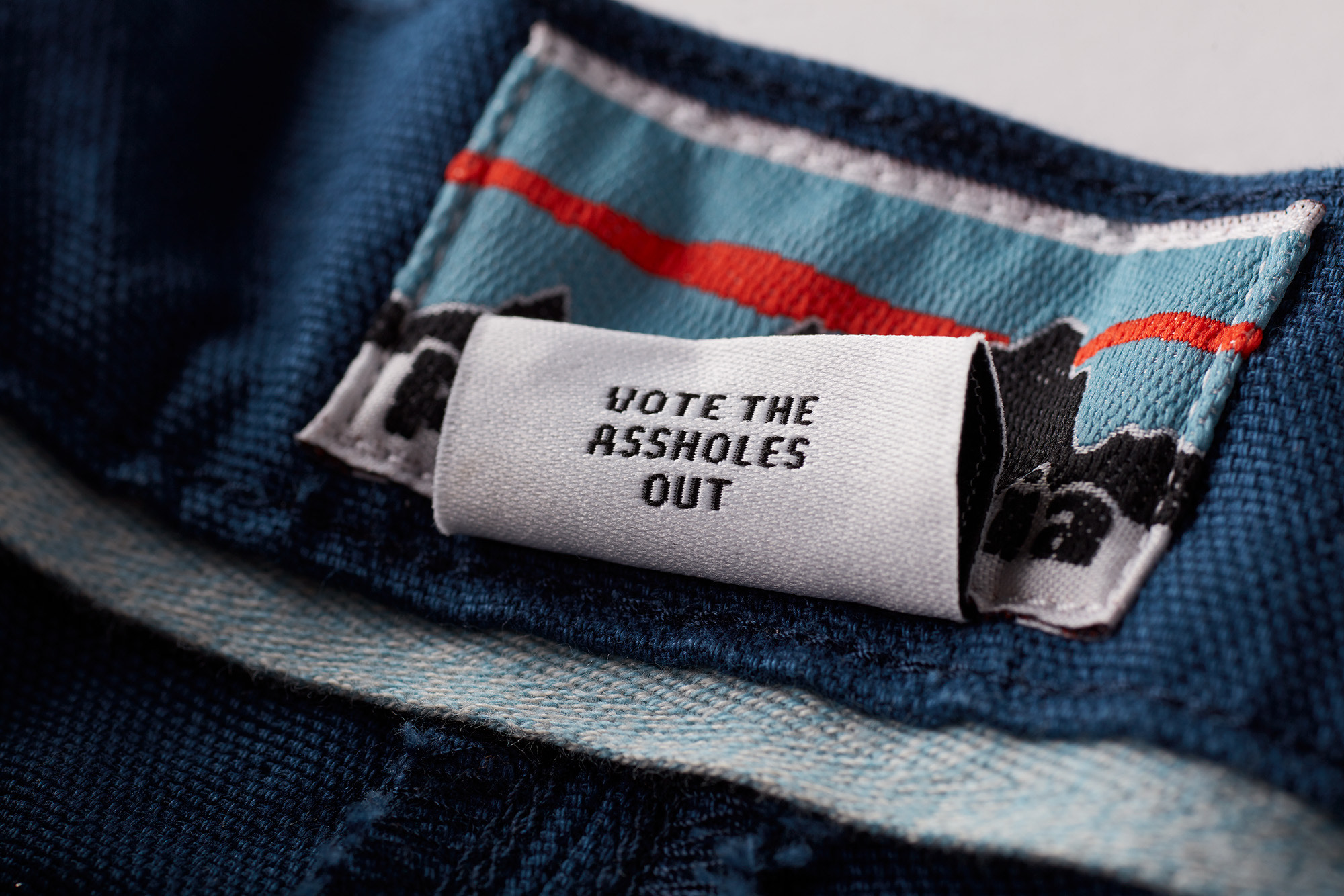 Patagonia agrega una declaración política a la etiqueta de la ropa: ‘Seleccionar como—agujerear’
