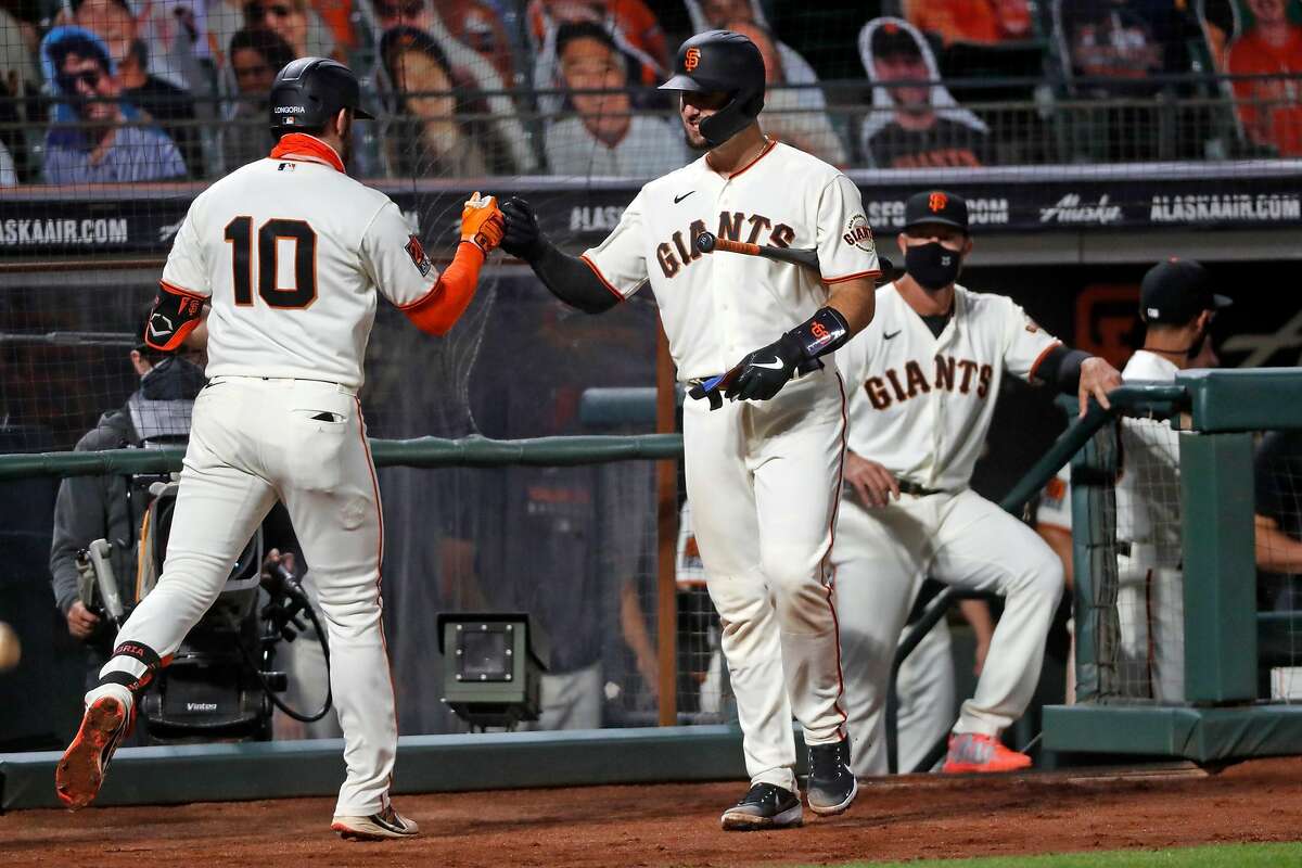 SF Giants' Belt makes one of strangest plays of MLB season