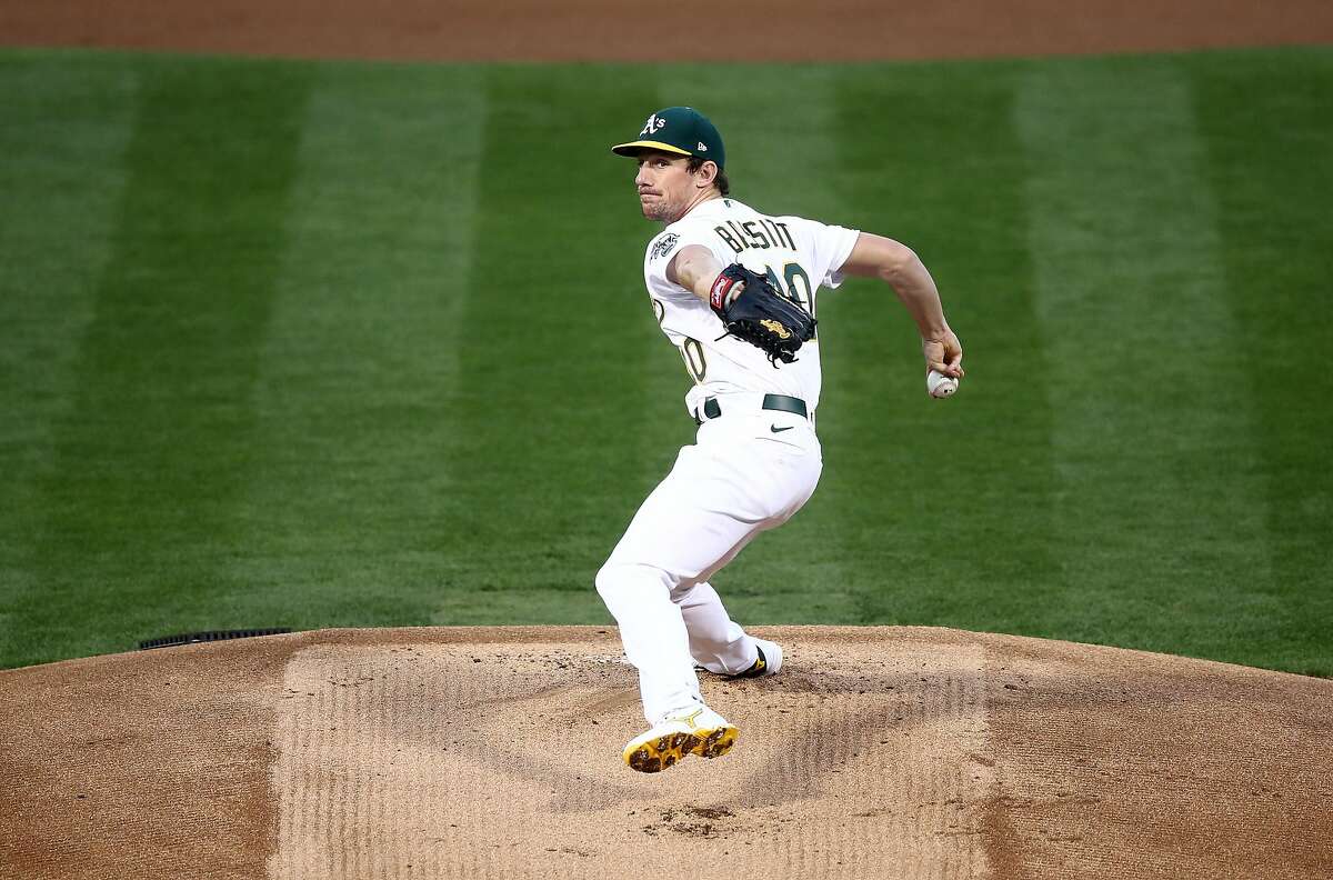 OAKLAND, CALIFORNIA - SEPTEMBER 18: Chris Bassitt #40 of the Oakland Athletics pitches against the San Francisco Giants in the first inning at RingCentral Coliseum on September 18, 2020 in Oakland, California. (Photo by Ezra Shaw/Getty Images)