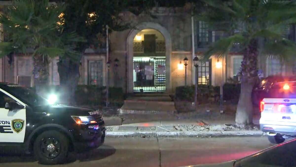 Man fatally shot at west Houston apartment complex