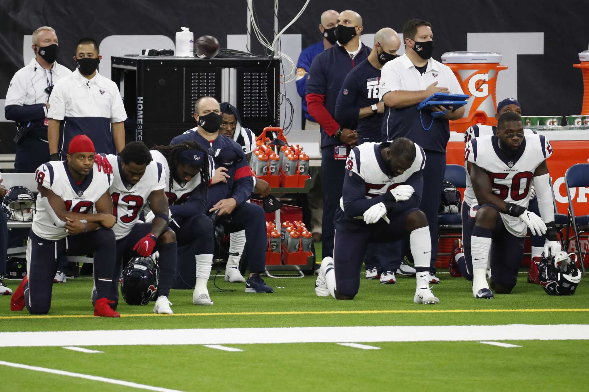 Baltimore Ravens linebacker Tyus Bowser (54) kneels during the national  anthem before an NFL football game against the Kansas City Chiefs, Monday,  Sept. 28, 2020, in Baltimore. (AP Photo/Nick Wass Stock Photo - Alamy