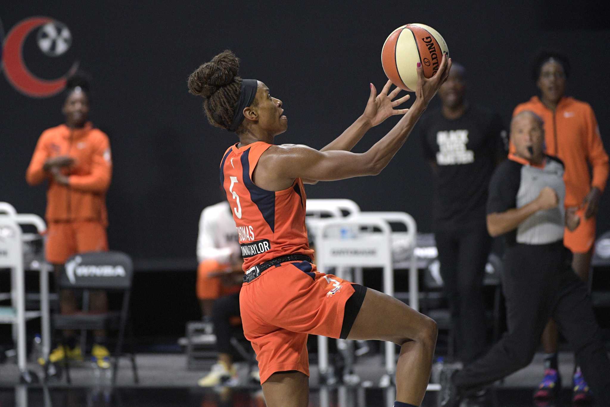 Jasmine Thomas comes up aces as Connecticut routs Las Vegas in Game 1