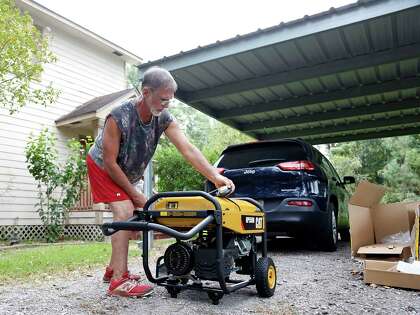 Randy Philpott assemble un nouveau générateur alors qu'il se prépare à affronter l'ouragan Laura chez lui à Bridge City le mercredi 26 août 2020. Philpott reste parce que sa mère et sa tante, qui vivent à proximité, ont décidé de ne pas partir. 