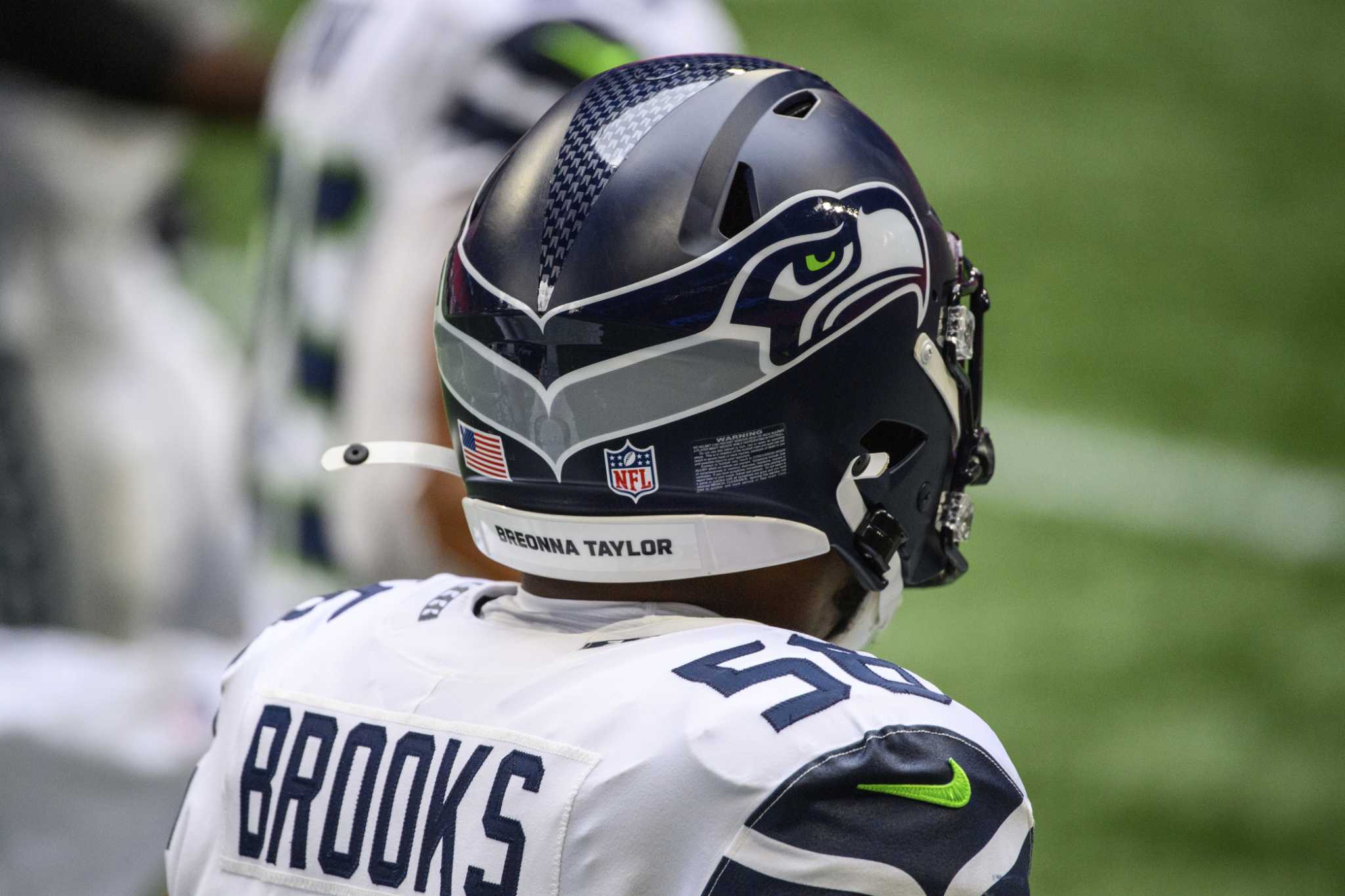 Helmet Stalker on X: Seahawks LB Jordyn Brooks is using a Riddell  SpeedFlex Precision with a CU-SF-2EG-II-HP facemask, PRIZM Clear Oakley  visor and a Riddell hardcup chinstrap paired with the Cam-Loc system;