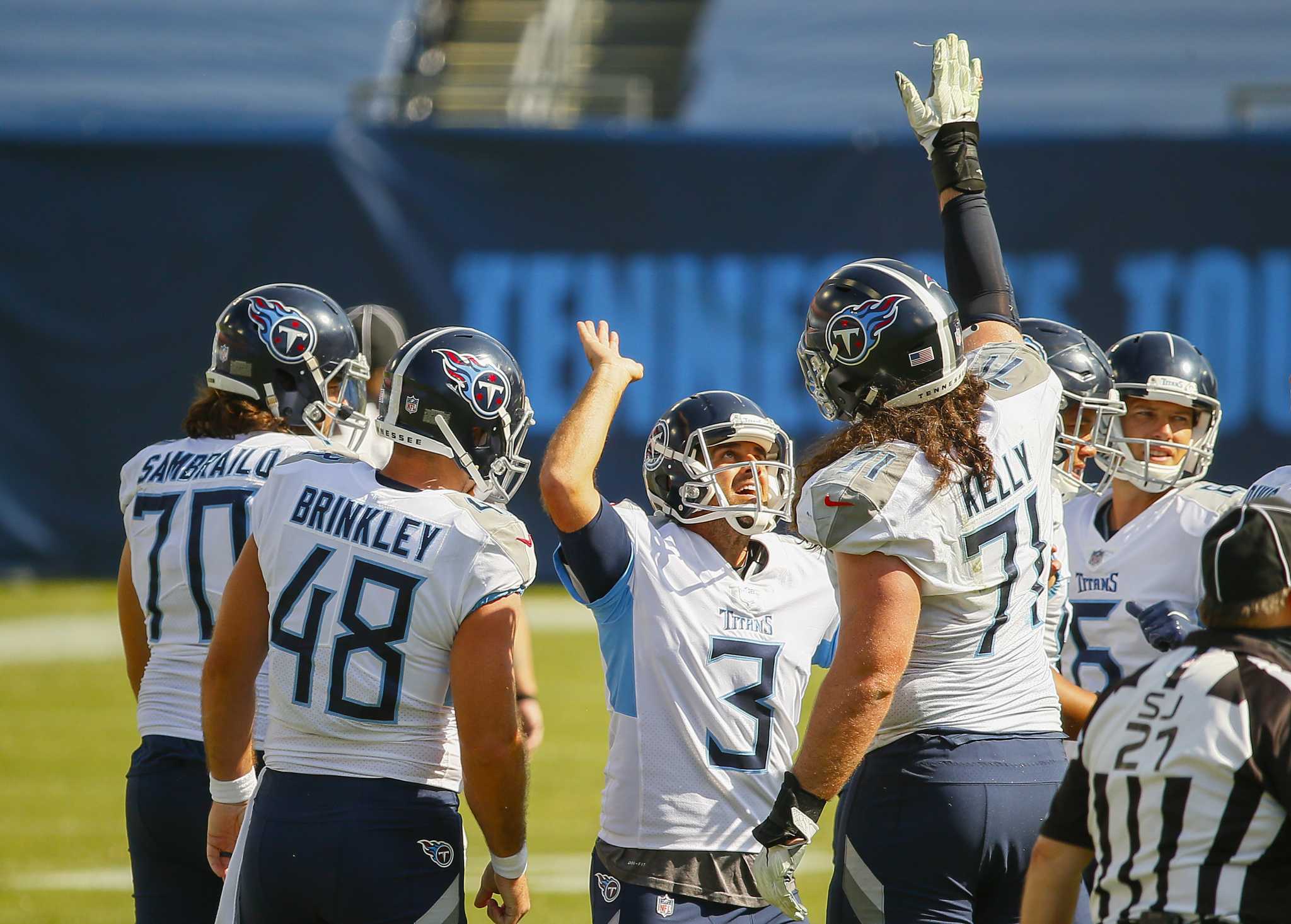 Harold Landry of the Tennessee Titans celebrates after a play during  News Photo - Getty Images