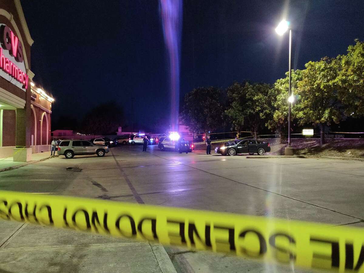 Man fatally shot outside Far West Side pharmacy