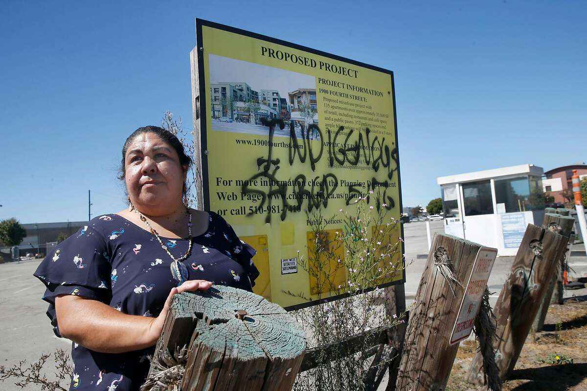 2020年9月23日星期三，里斯詹/奥龙联盟村庄的Corrina Gould参观了加州伯克利第四街和赫斯特大道的一个停车场，那里是一个神圣的奥龙贝壳堆的历史所在地。该地点已被国家历史保护信托基金会指定为11个最濒危的地方之一，危及该地点的开发项目。