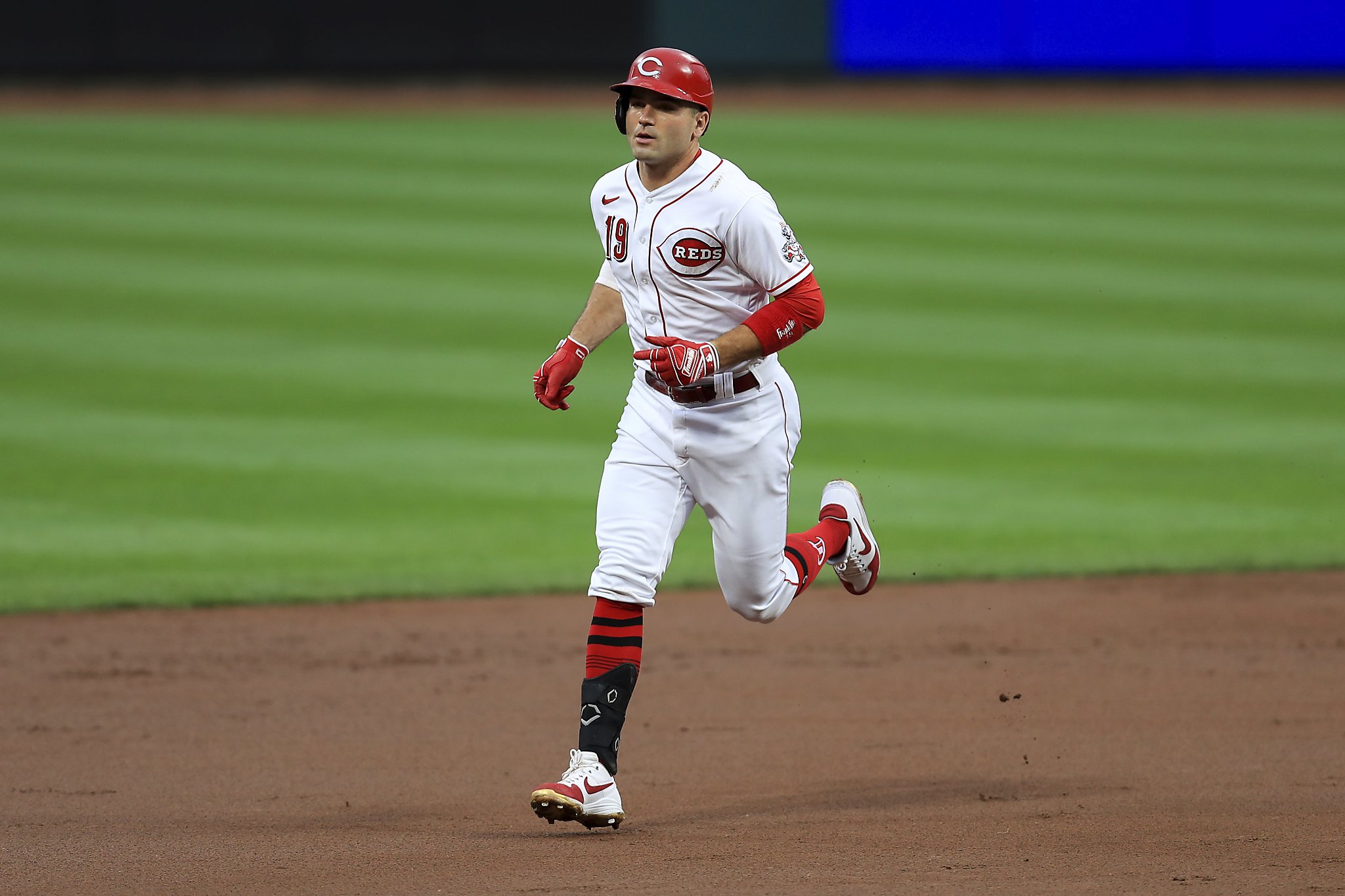 Joey Votto homers, has 3 RBIs in return as Reds win 9th straight