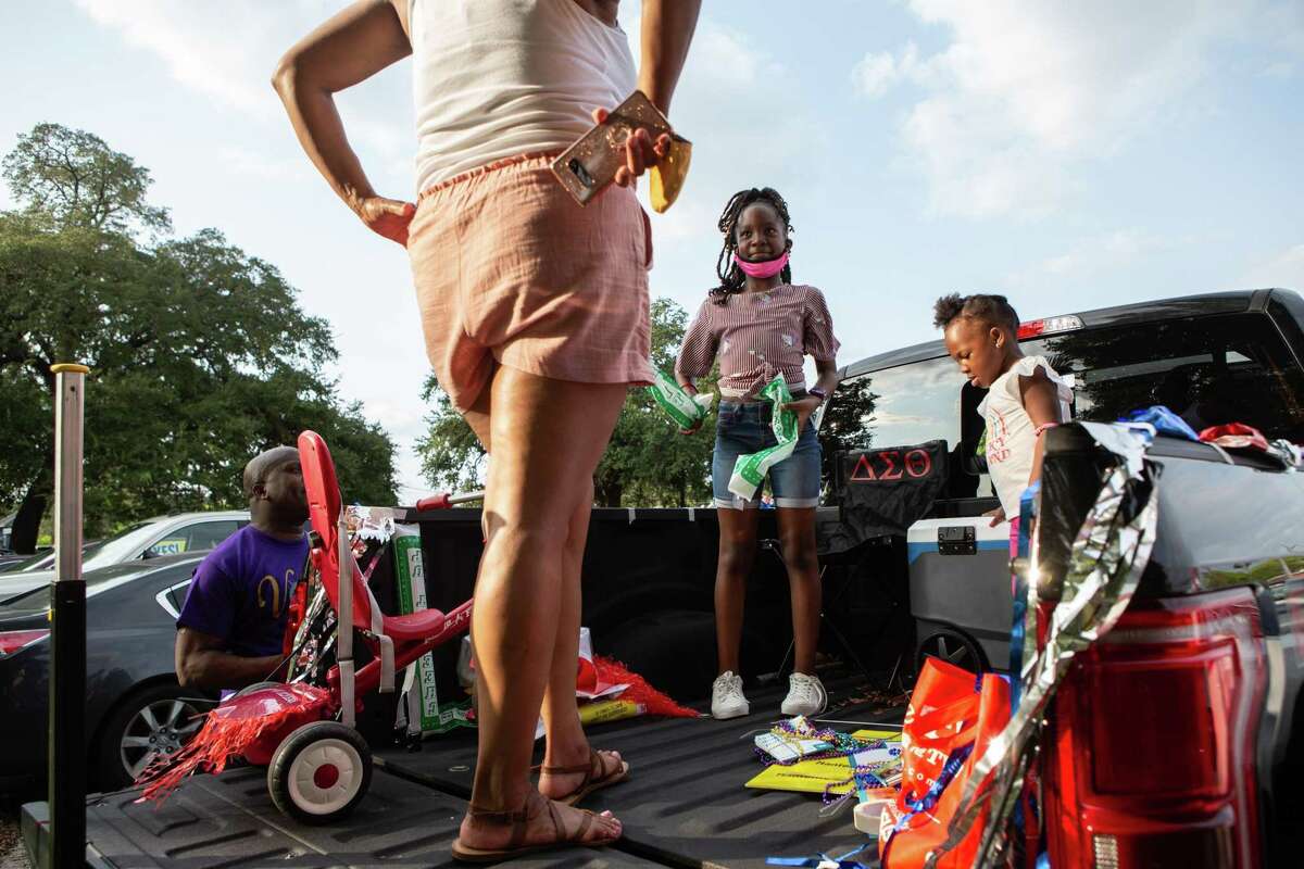Trinity, 8, and Kai, 2, prepare for the Census Bureau vehicle parade in Third Ward on Sept. 19, 2020.