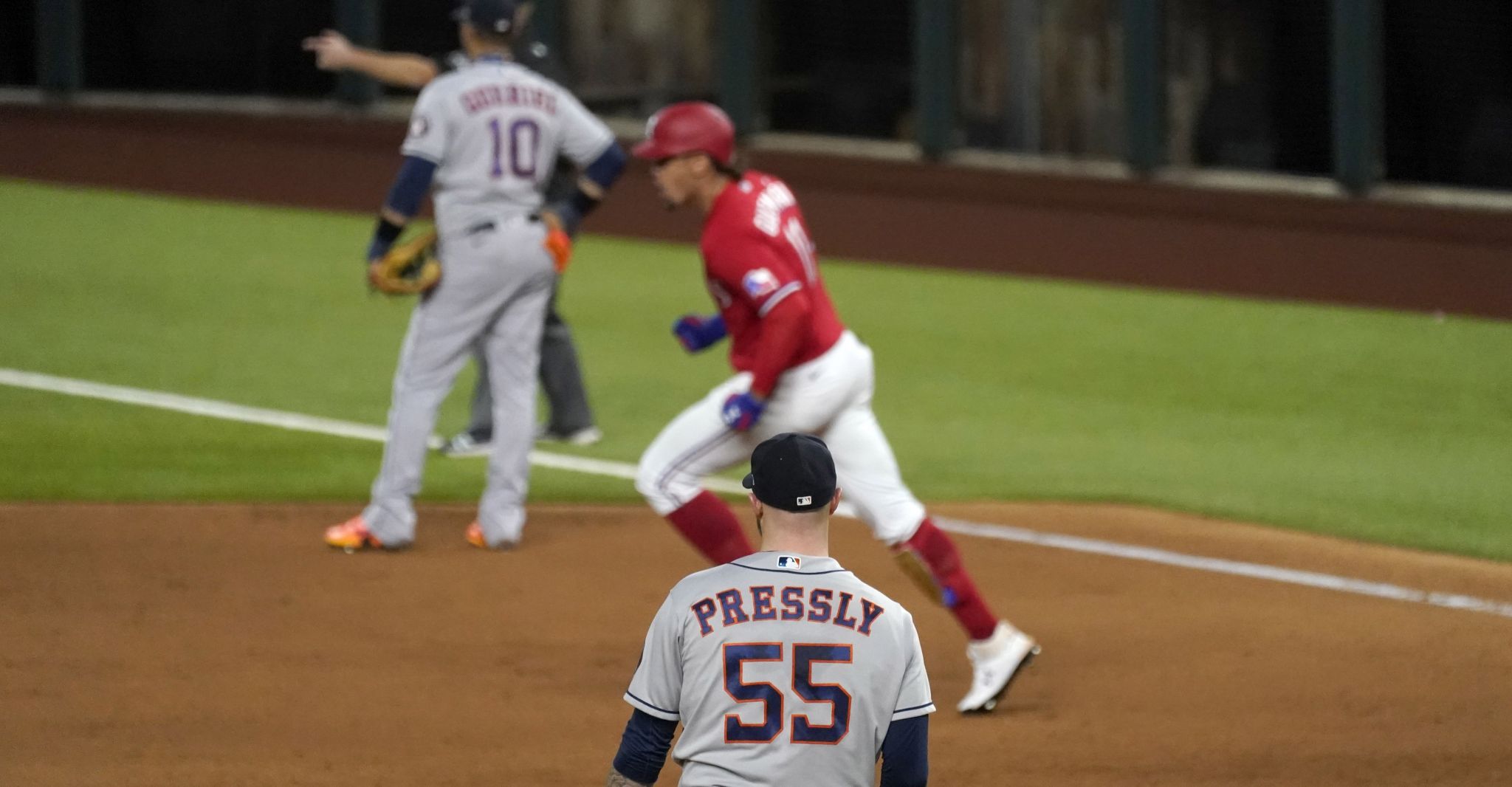 Joey Gallo makes incredible throw in Rangers loss