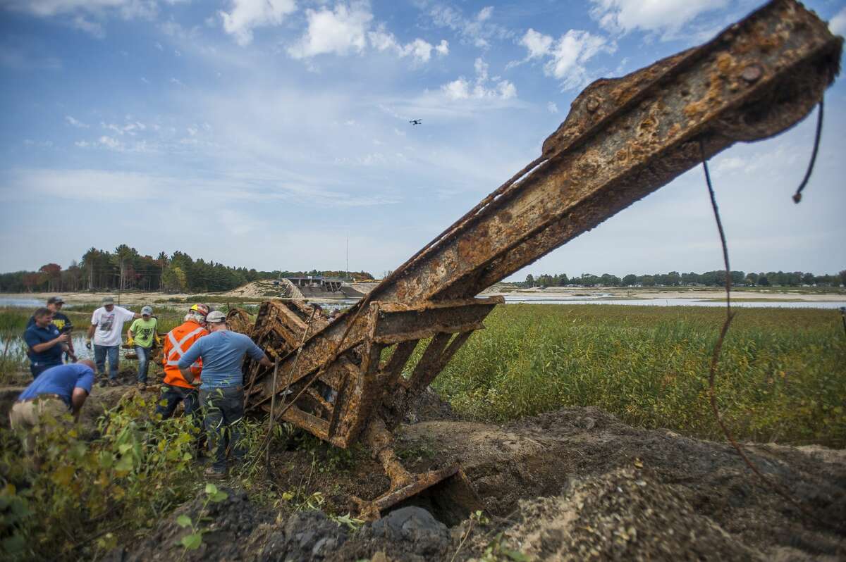 A crew led by Mike Oberloier of Beaverton work to remove a steam-powered shovel from the 1920s from the lakebed of Wixom Lake, piece by piece, Saturday, Sept. 26, 2020 in Hope. The rest of the structure is scheduled to be removed Saturday, Oct. 24. (Katy Kildee/kkildee@mdn.net)