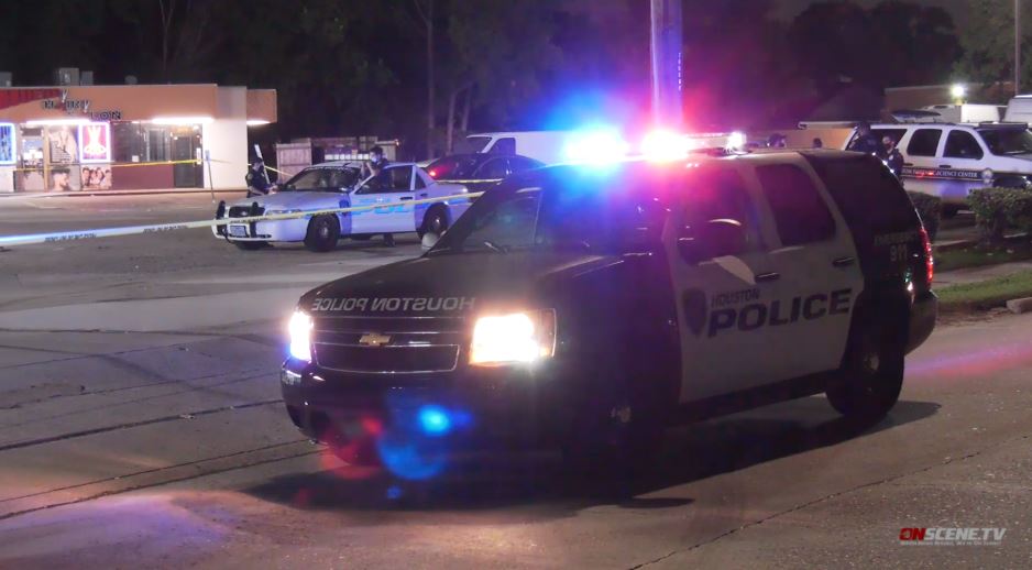 Man shot to death outside west Houston convenience store