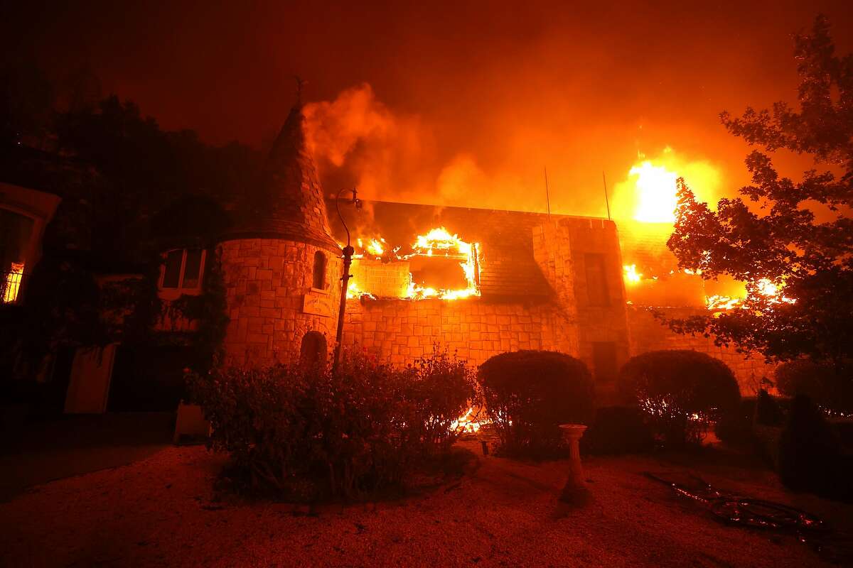 加州圣赫勒拿岛——9月27日:2020年9月27日，加州圣赫勒拿岛，当玻璃大火席卷该地区时，鲍斯韦尔酒庄正在燃烧。快速移动的玻璃大火已经烧毁了超过1500英亩的土地，并摧毁了房屋。直到周一晚上，北加州大部分地区都处于高火灾危险的红旗警告之下。(图片来源:Justin Sullivan/Getty Images) ***BESTPIX***
