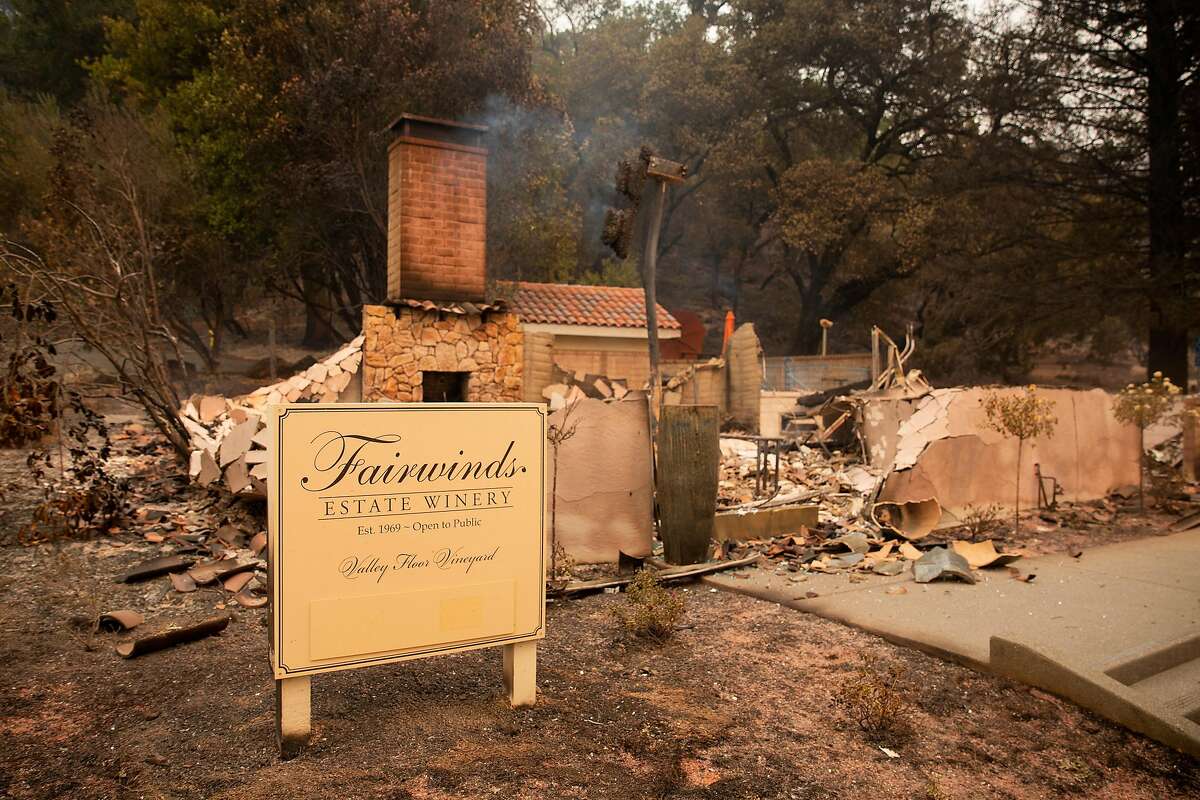 2020年9月28日星期一上午，在加利福尼亚州卡利斯托加发生的玻璃火灾中，Fairwinds Estate Winery的几座建筑之一只剩下烧焦的遗骸。