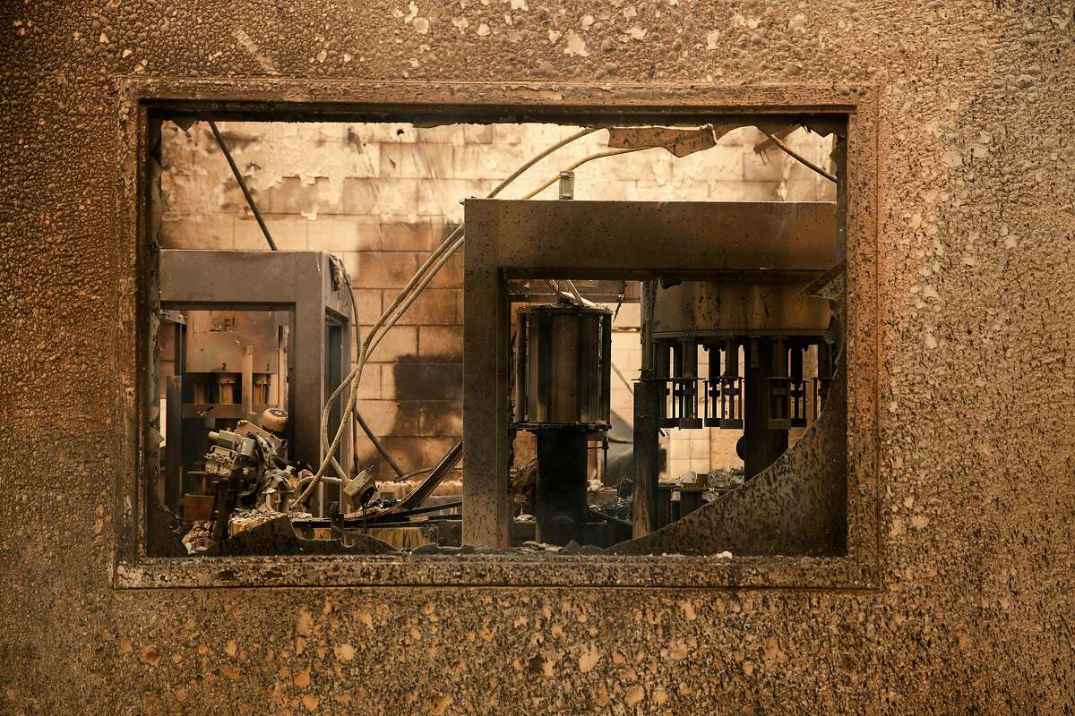 2020年9月28日星期一上午，在加利福尼亚州卡利斯托加市发生的玻璃大火中，Fairwinds Estate Winery的装瓶室只剩下烧焦的遗骸。