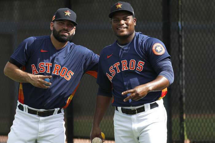 Yuli Gurriel renegotiates contract with Astros