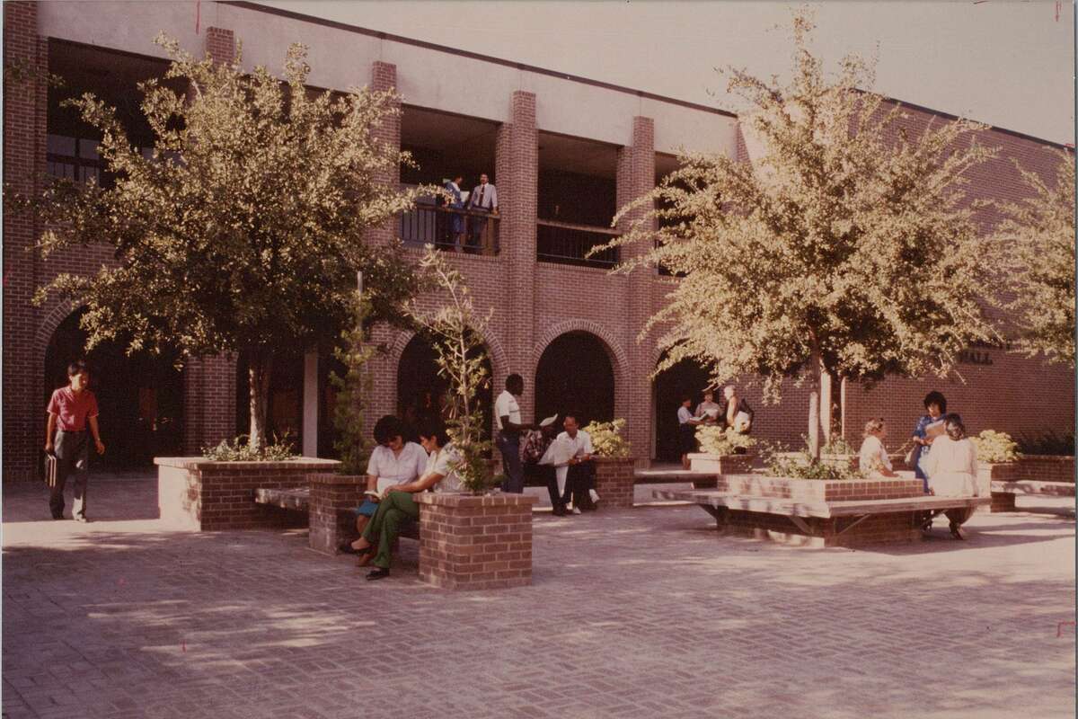 Students gather at University Hall at Laredo State University in 1979.