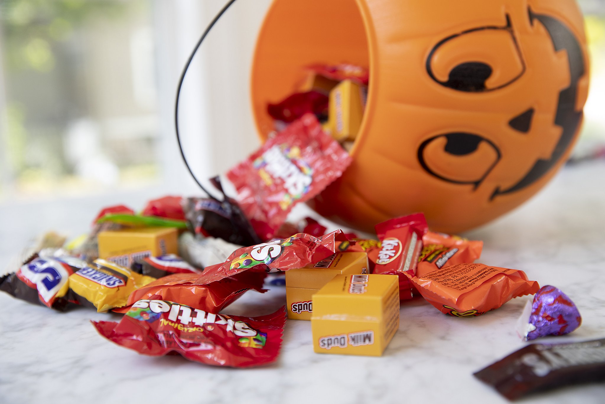 ➤ How to give out candy on halloween during covid
