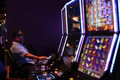 Lebih dari 3.000 slot, poker, dan mesin elektronik lainnya tersebar di lantai permainan.