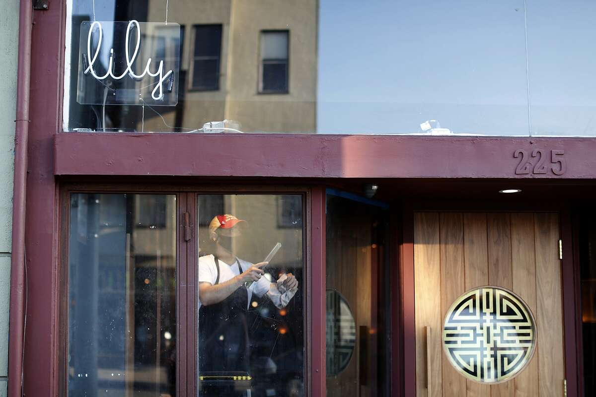 旧金山餐厅Lily在10月1日开业的前一天，员工们准备好了一切。