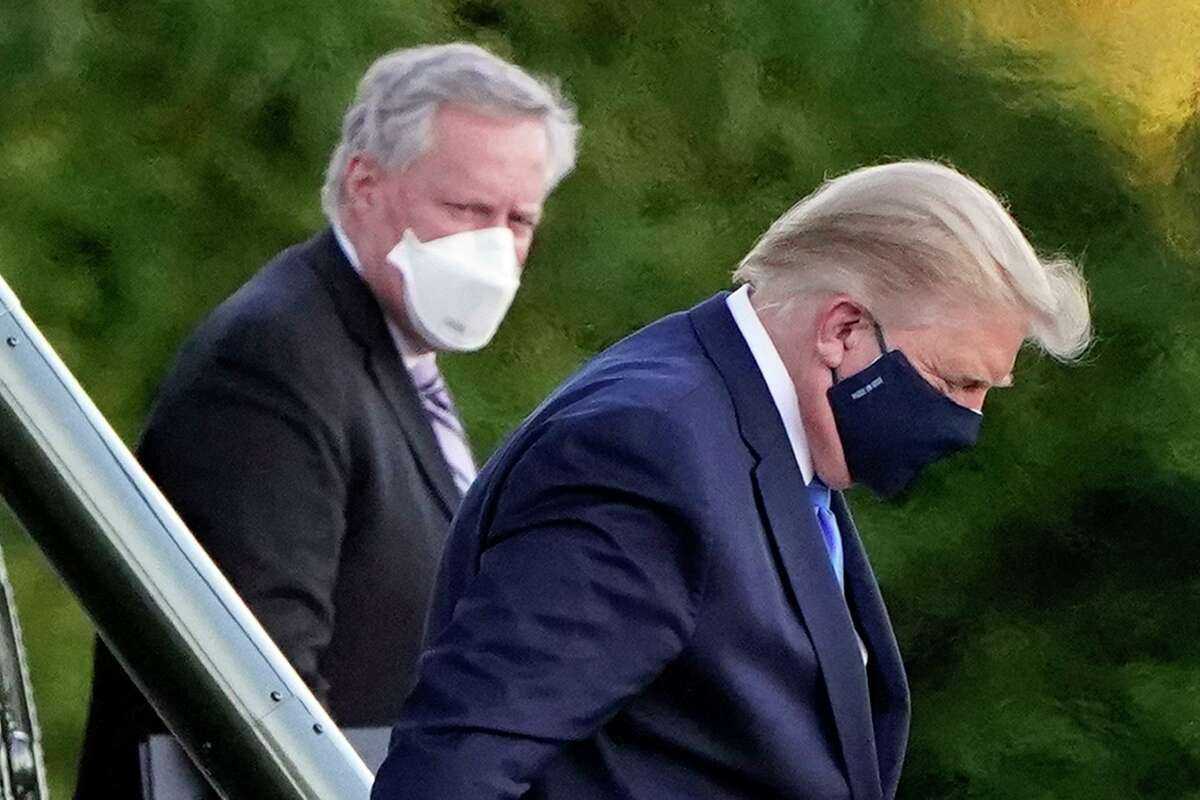 El presidente Donald Trump llega al Centro Médico Militar Nacional Walter Reed, en Bethesda, Maryland, el viernes 2 de octubre de 2020, en el Marine One después de que dio positivo por COVID-19.
