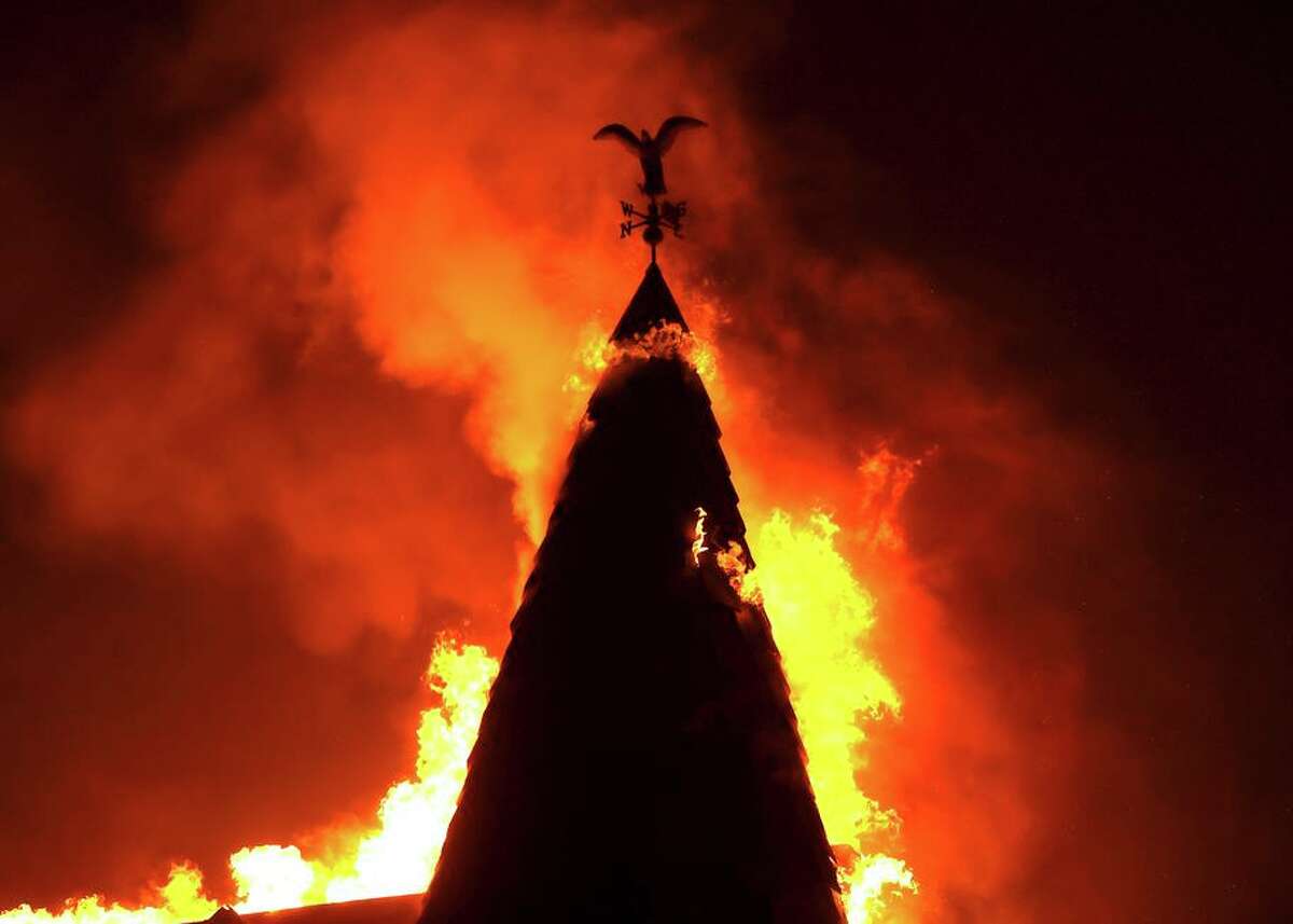 上周，圣赫勒拿岛博斯韦尔酒庄的尖塔在玻璃大火中烧毁。大火仍然是一个严重的威胁。