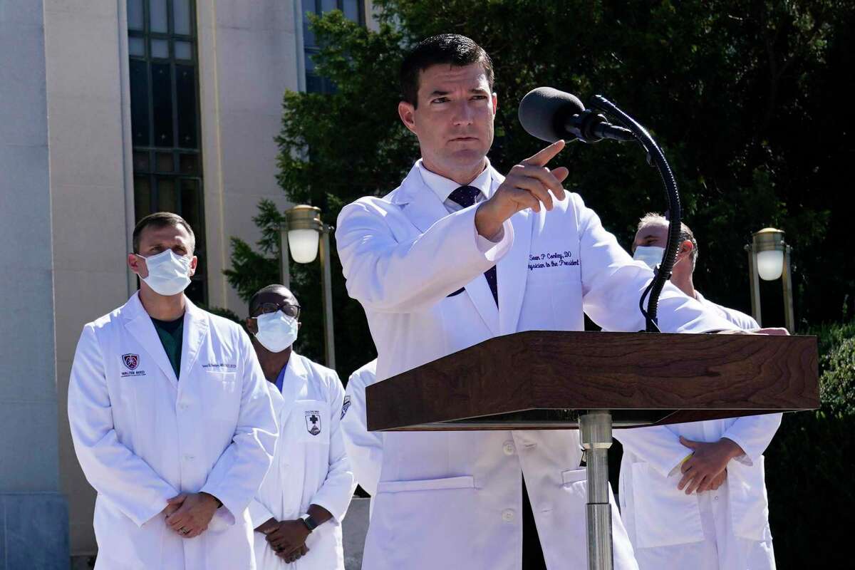 El doctor Sean Conley, médico del presidente Donald Trump, habla con los reporteros fuera del Centro Médico Militar Nacional Walter Reed en Bethesda, Maryland, el sábado 3 de octubre de 2020. Trump fue ingresado al hospital después de contraer el nuevo coronavirus.