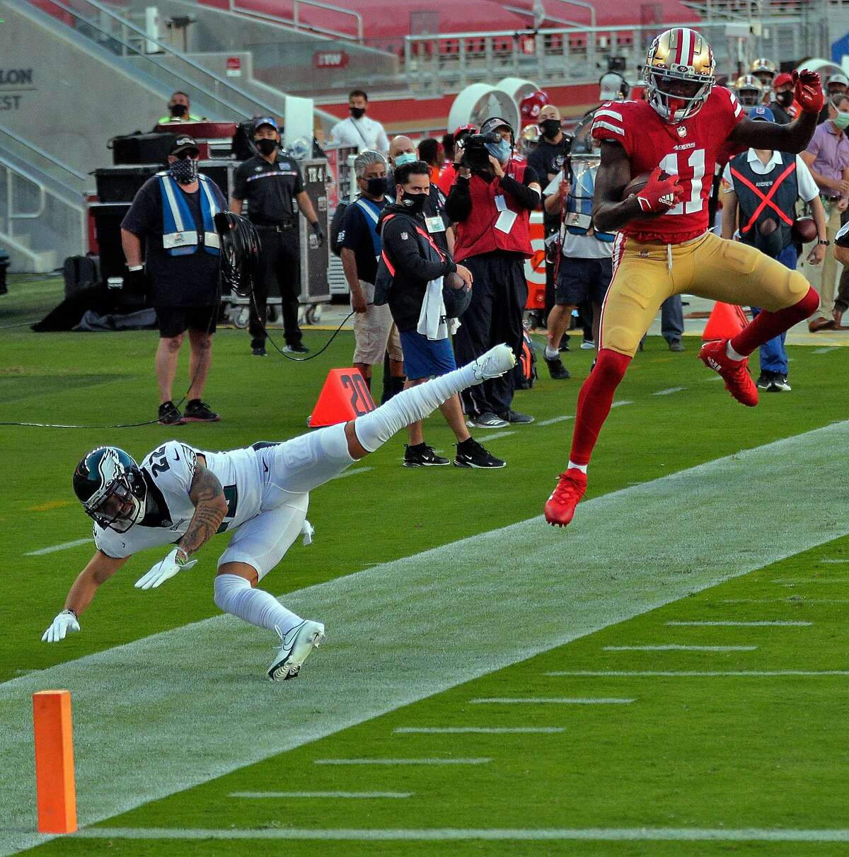 WATCH: 49ers WR Brandon Aiyuk goes flying, hurdles defender for TD