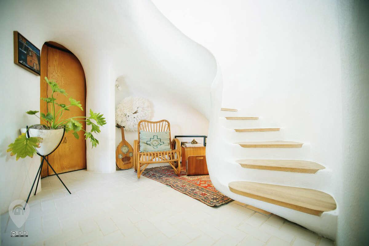 Yes, if only the curvilinear, sculptural walls of this home called